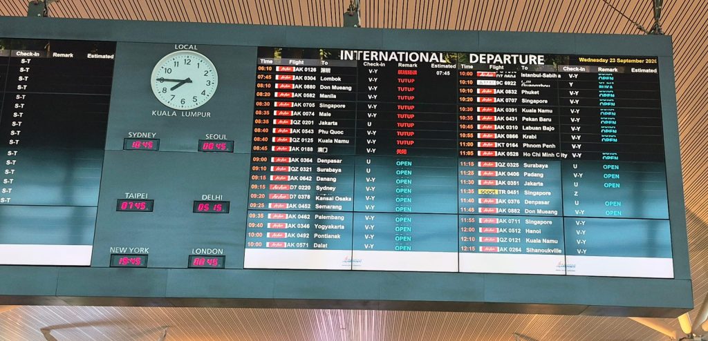 Panneau d'affichage des vols internationaux dans un aéroport