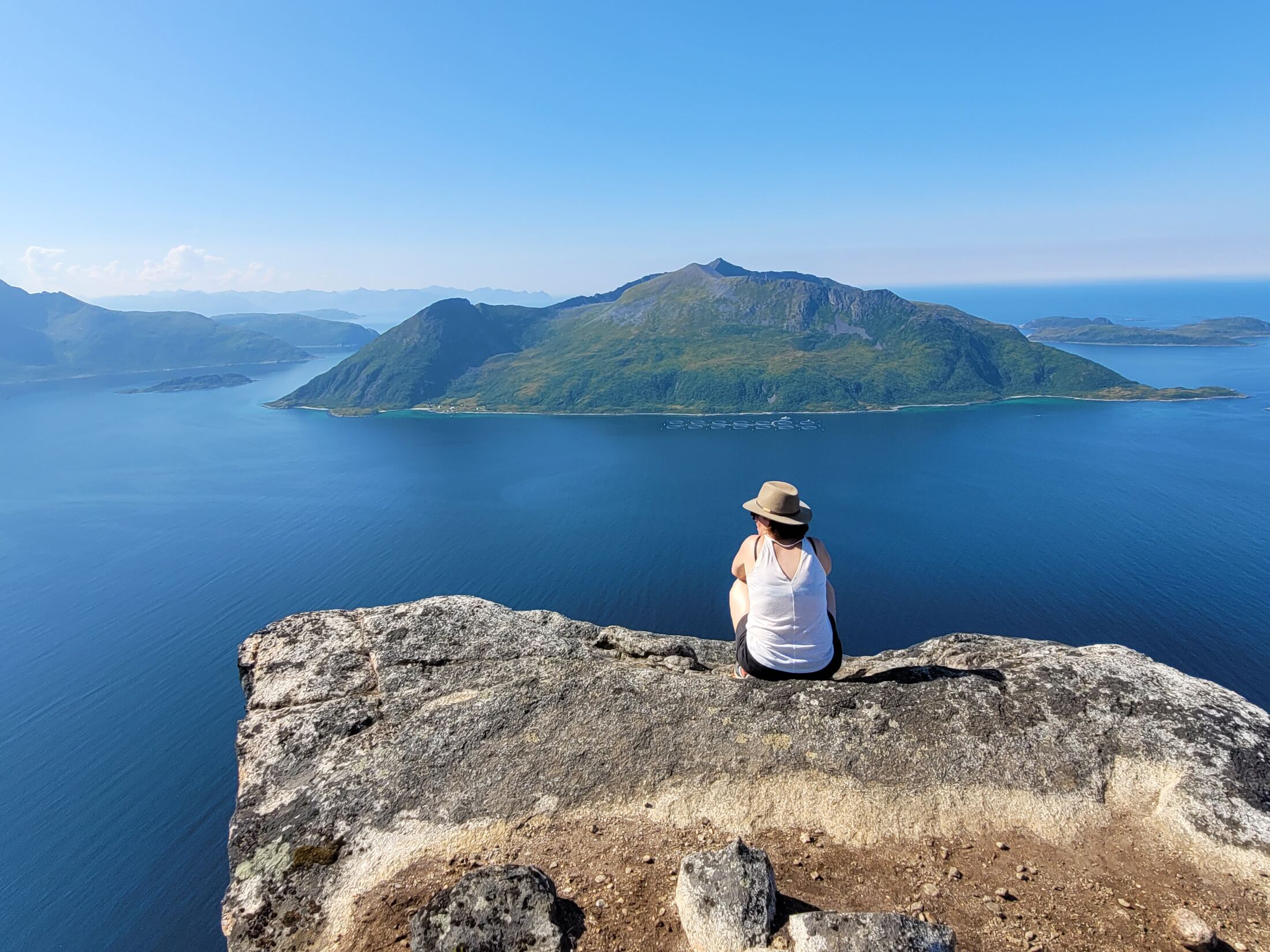 Mylène en randonnée, face à un fjord et des montagnes en Norvège