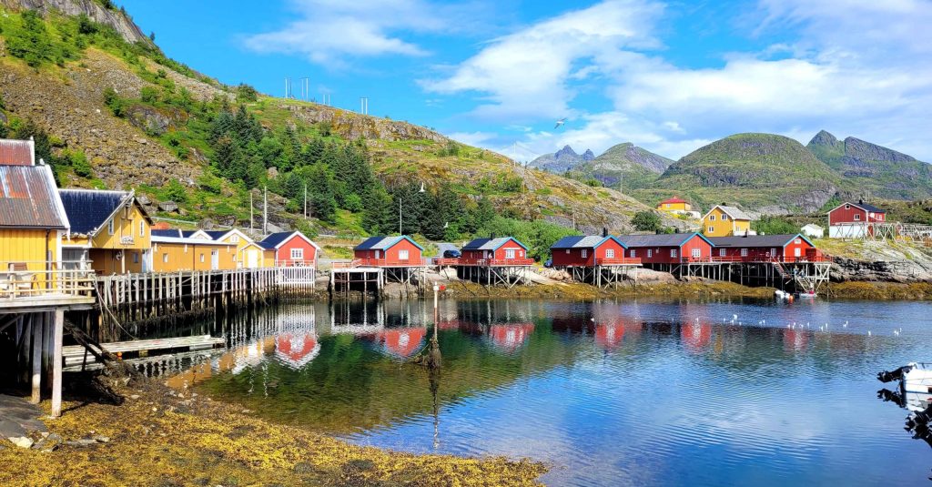 Village de pêcheurs traditionnel aux maisons colorées sur pilotis au bord d'un fjord